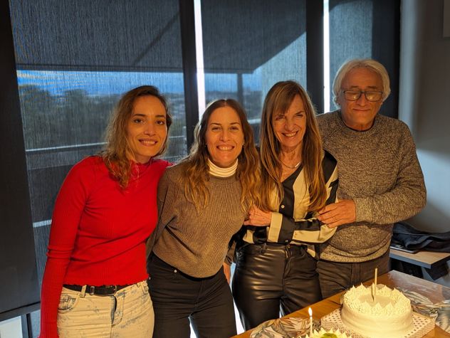 María Cristina Cometto y su familia: sus hijas Alejandra y Lucrecia y su marido Hugo. 