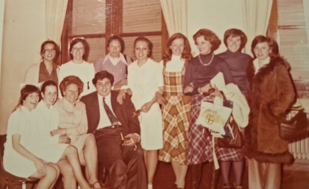 María Cristina Cometto y el grupo de egresadas de la Carrera de licenciada en Enfermería de la UNC, año 1980. 