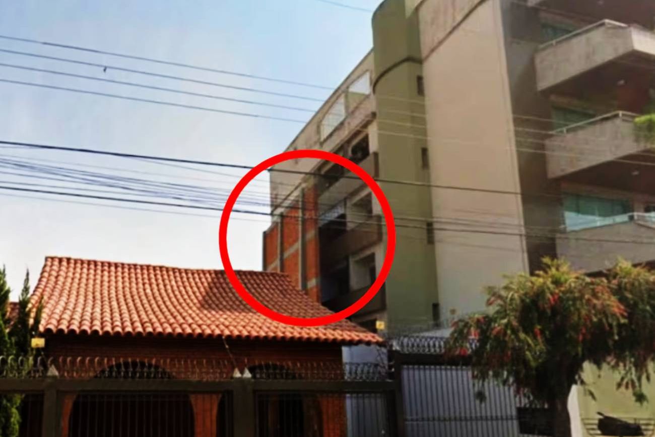 La medianera no permite el ingreso de luz solar por ningún lado, además de tapar la vista completamente. 
