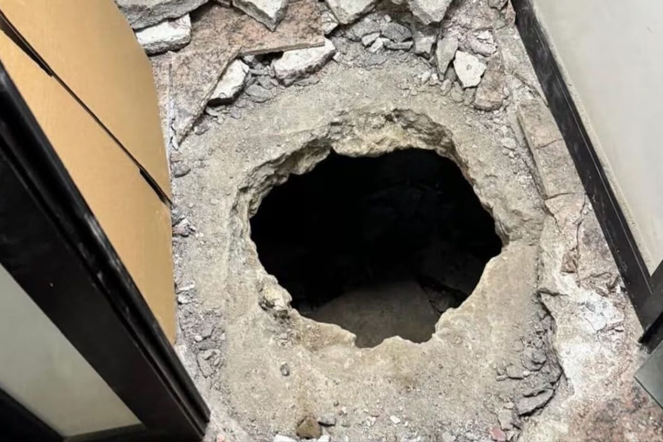 Robo de película en un banco de Nápoles: ladrones tomaron 25 rehenes y escaparon por las alcantarillas.

