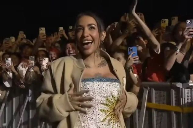 María Becerra fue "arrestada" por Sabrina Carpenter en su show en Argentina en el marco del festival Lollapalooza 2026.