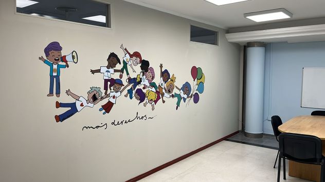 Sala se audiencias adaptada para infancias y adolescencias del Juzgado de Niñez, Adolescencia, Violencia Familiar y de Género y Penal Juvenil de San Francisco, Córdoba.