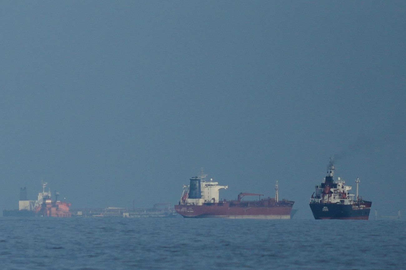 Los petroleros y buques de carga se alinean en el estrecho de Ormuz, vistos desde Khor Fakkan, Emiratos Árabes Unidos, el miércoles 11 de marzo de 2026. (Foto AP/Altaf Qadri, Archivo)