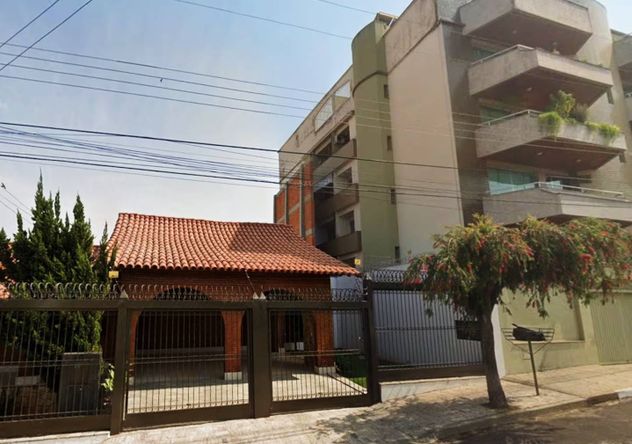 La medianera no permite el ingreso de luz solar por ningún lado, además de tapar la vista completamente. 