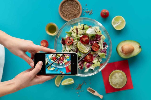 En la era de la inmediatez digital, muchos alimentos se presentan como soluciones mágicas. Expertos aconsejan entender que ningún alimento por sí solo genera cambios significativos en la salud. 
