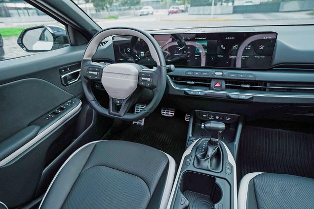 En el interior se destaca un display panorámico triple de casi 30” combinadas, compuesto por una central multimedia táctil de 12,3”.