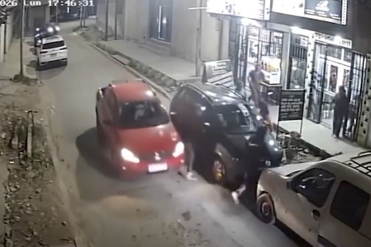 Automovilista atropelló a un ladrón en un robo piraña. 