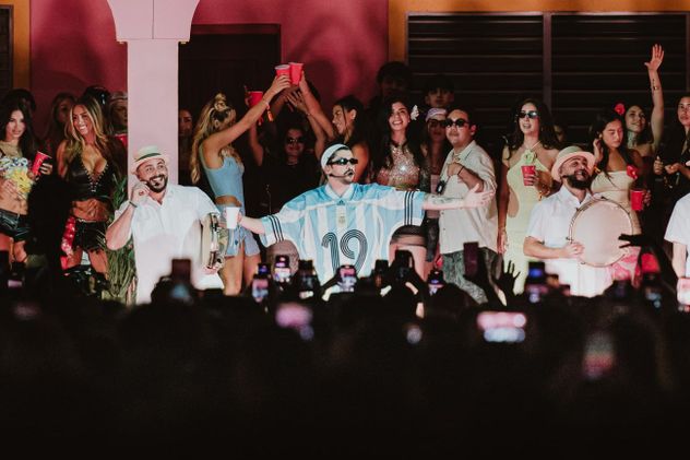 Bad Bunny llevó su "casita" a diferentes países y siempre hubo famosos entre sus paredes.