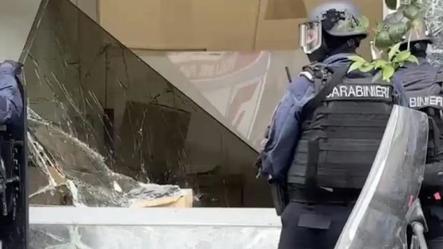 Robo de película en un banco de Nápoles: ladrones tomaron 25 rehenes y escaparon por las alcantarillas.