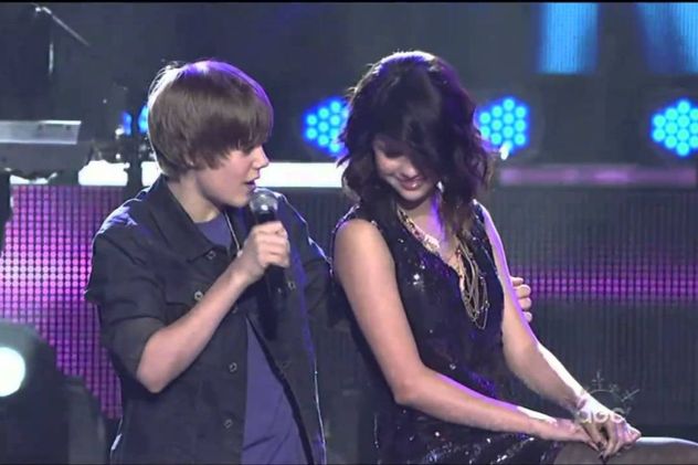 Justin Bieber cantando "One less lonely girl" con Selena Gómez en el escenario.