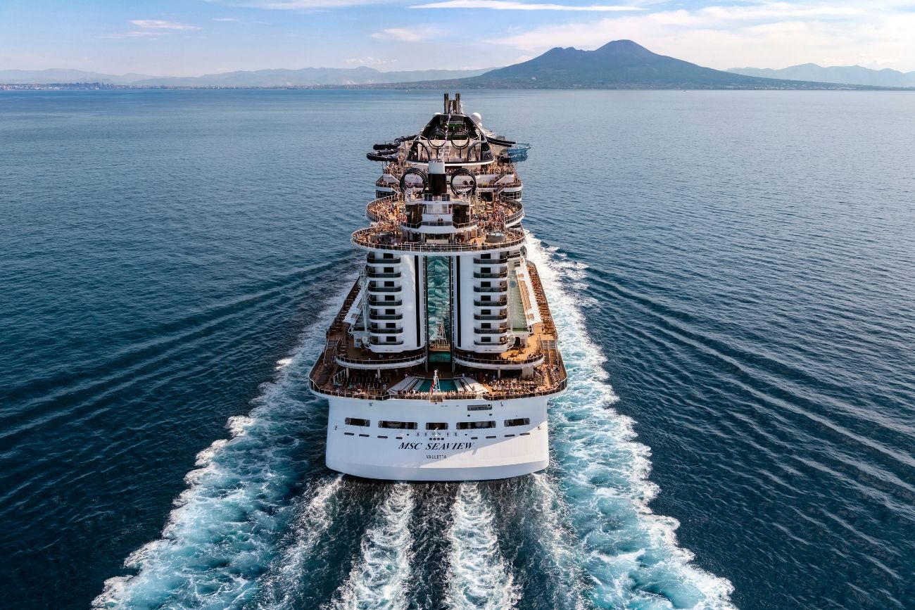 El MSC Seaview se destaca por sus pasarelas con suelo de cristal, una propuesta que permite caminar literalmente sobre el mar.