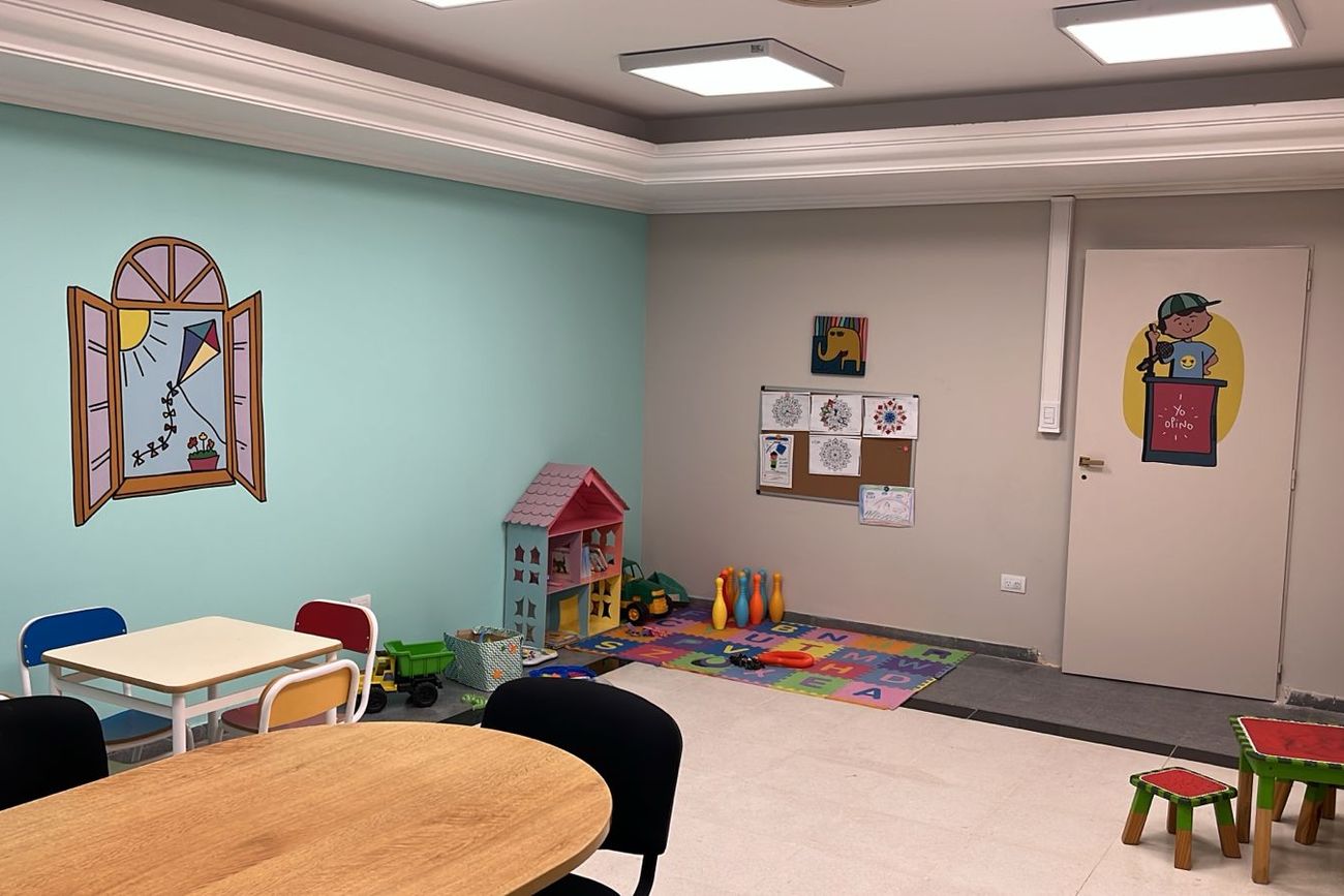 Sala se audiencias adaptada para infancias y adolescencias del Juzgado de Niñez, Adolescencia, Violencia Familiar y de Género y Penal Juvenil de San Francisco, Córdoba. 