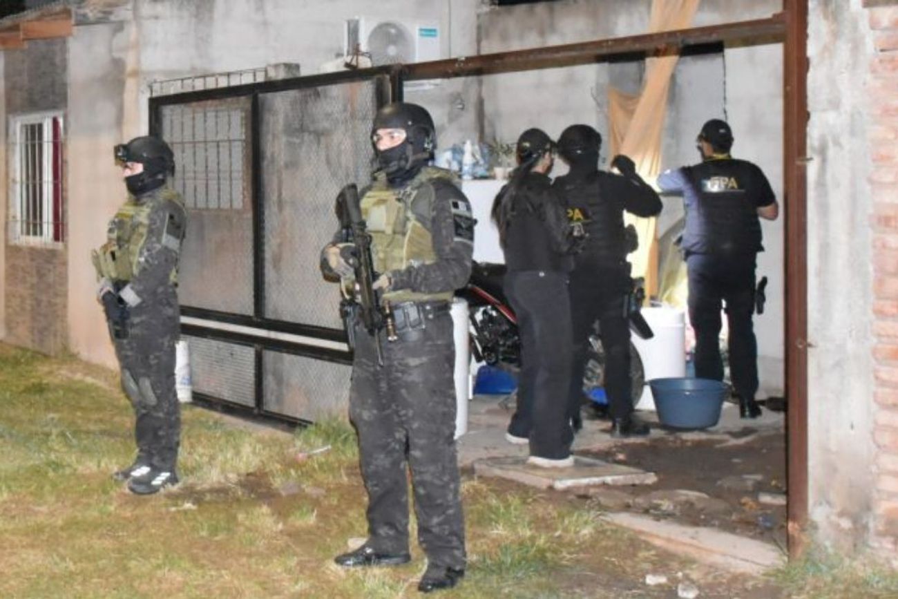 Fuerza Policial Antinarcotráfico: los allanamientos, supervisados por el Ministerio Público Fiscal, fueron llevados a cabo en los barrios Liceo III Sección, 26 de Junio y General Savio. 