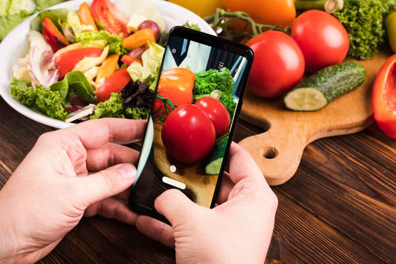 En la era de la inmediatez digital, muchos alimentos se presentan como soluciones mágicas. Expertos aconsejan entender que ningún alimento por sí solo genera cambios significativos en la salud. 