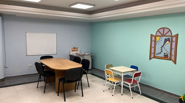 Sala se audiencias adaptada para infancias y adolescencias del Juzgado de Niñez, Adolescencia, Violencia Familiar y de Género y Penal Juvenil de San Francisco, Córdoba.