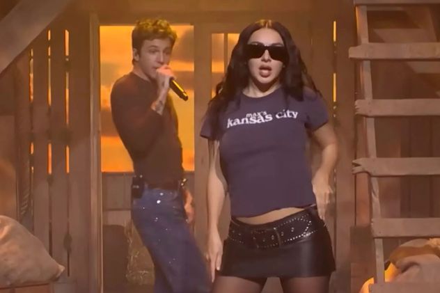 Charlie XCX fue la "Sally" de Role Model en su presentación en Saturday Night Live.