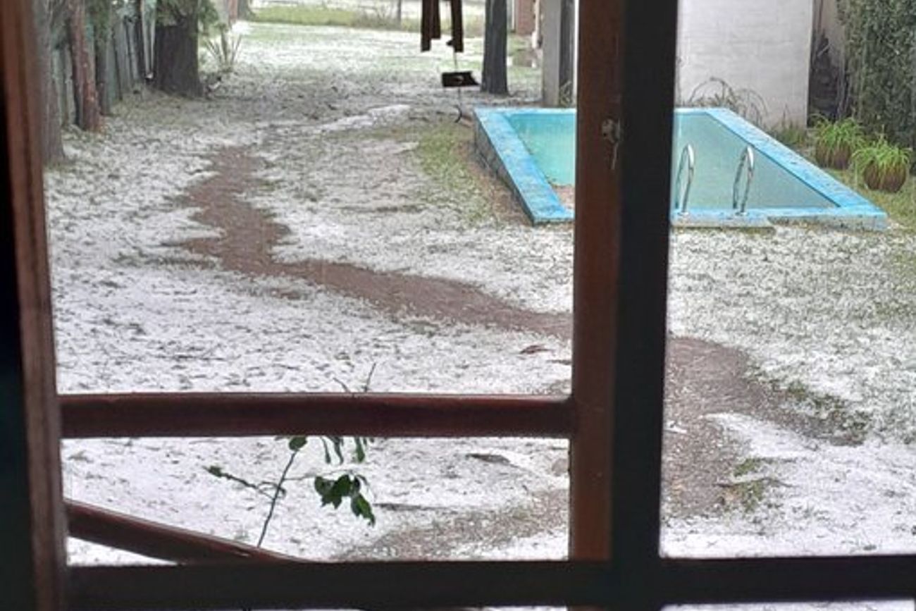 Fuerte caída de granizo en Potrero de Garay