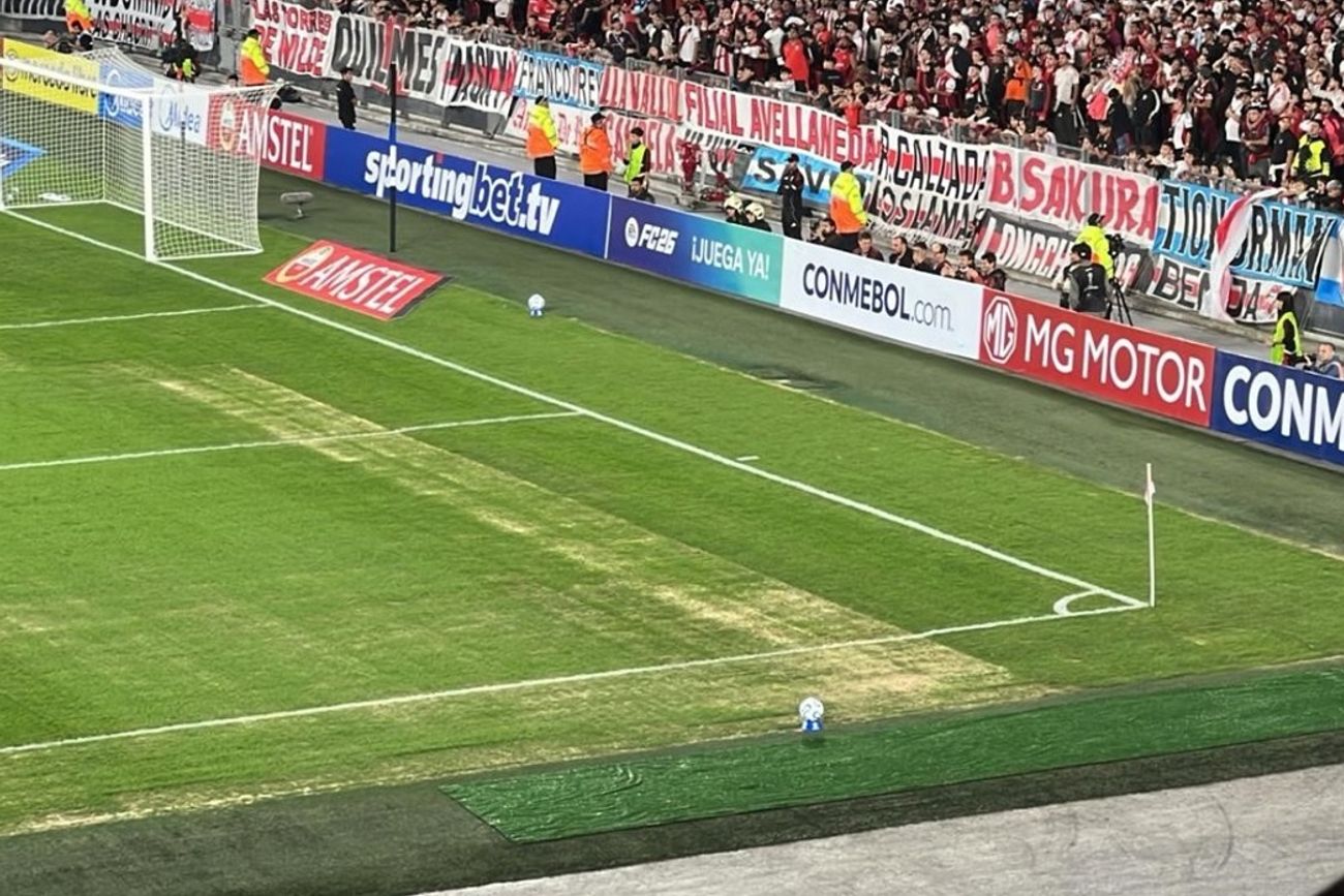 El césped del estadio Monumental encendió la polémica.