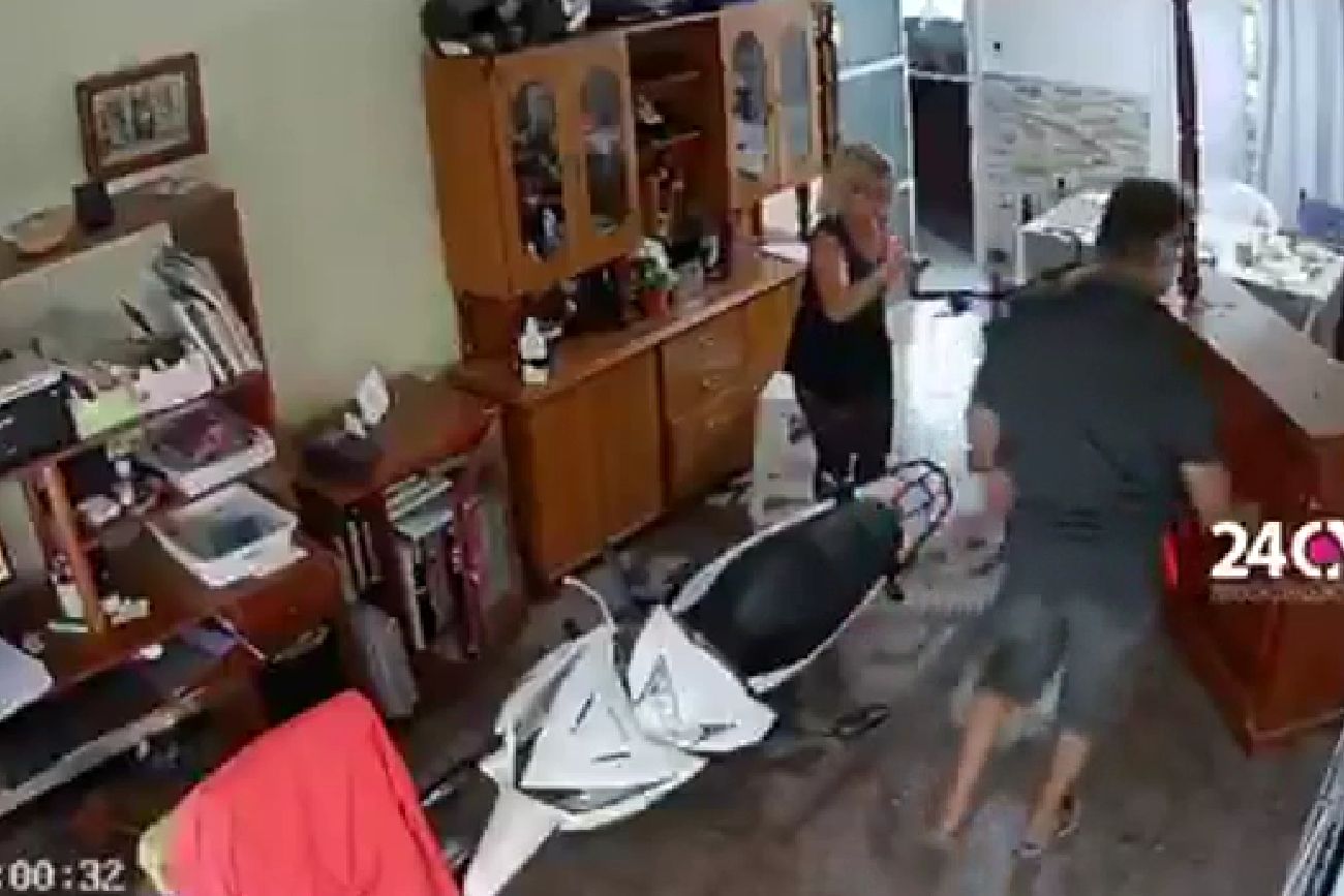Quiso guardar la moto para evitar un robo y terminó destruyendo su living