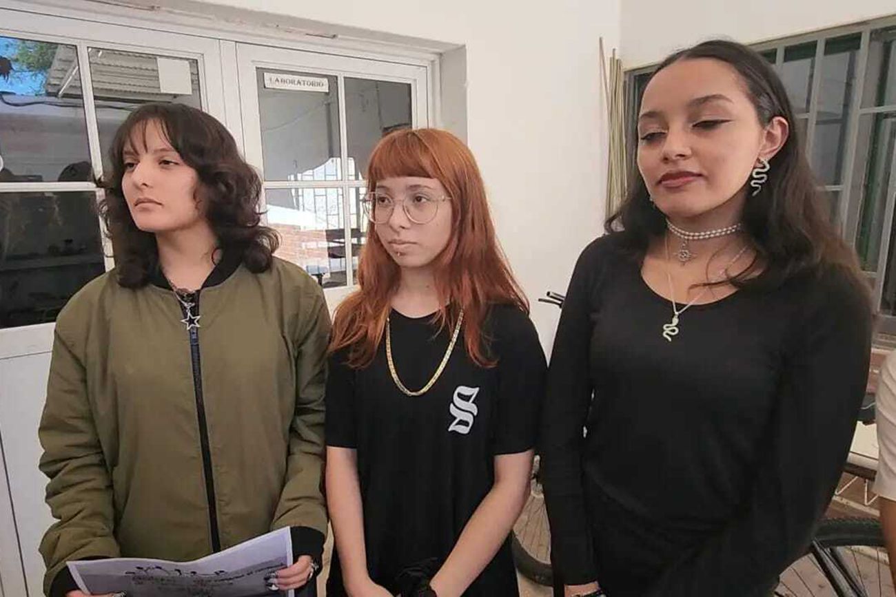 En una escuela de Carlos Paz donde hubo una amenaza, estudiantes intervienen los mensajes de violencia viral 