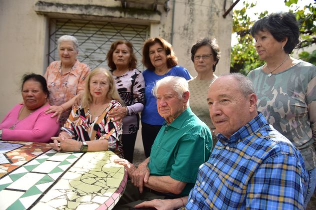 Grupo de Jubilados de barrio Juniors en crisis por la situación del Pami. 