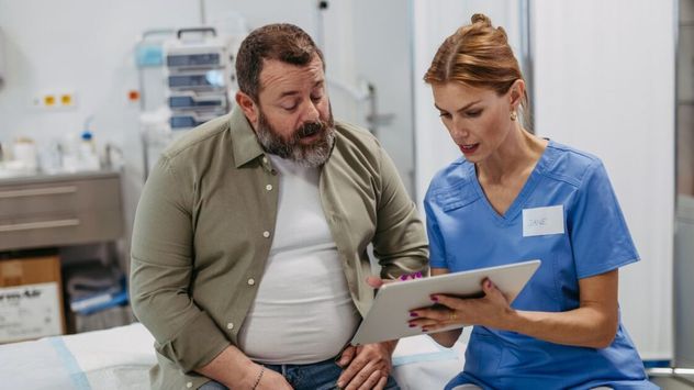Una alimentación rica en fibra, legumbres, frutas y grasas saludables puede ayudar a reducir el colesterol LDL y proteger la salud cardiovascular.