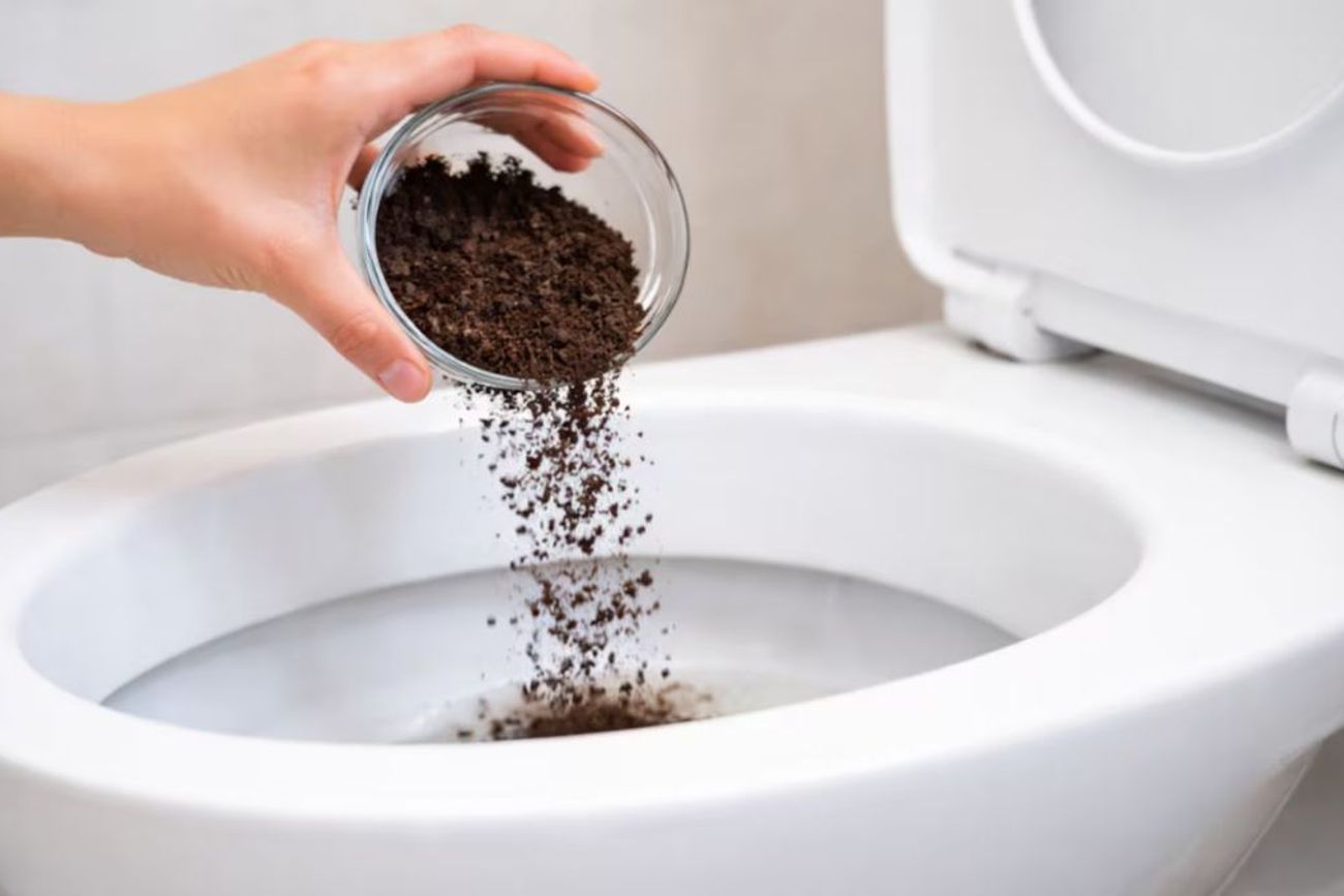 Un truco casero con café usado se volvió popular por su capacidad para neutralizar olores en el inodoro y colaborar con la limpieza de forma natural.