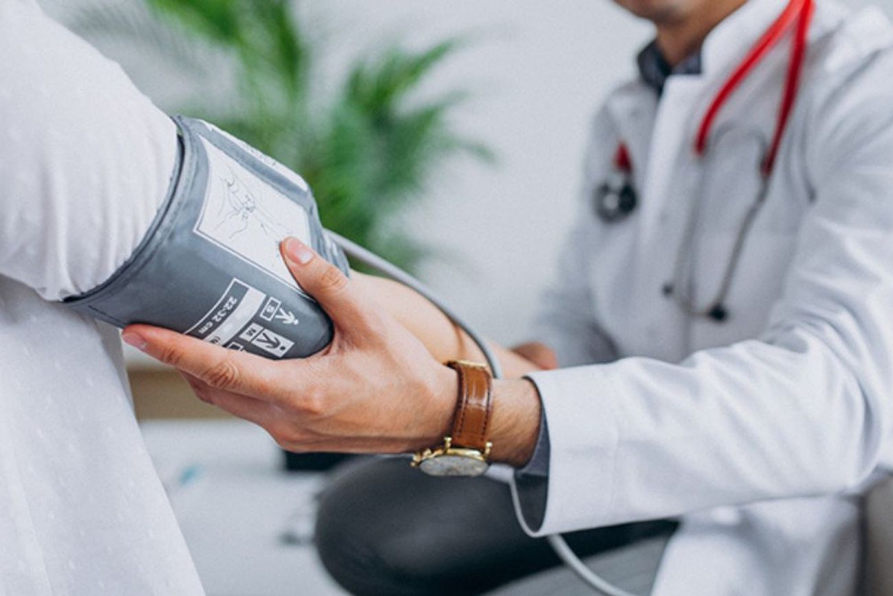 Una alimentación rica en fibra, legumbres, frutas y grasas saludables puede ayudar a reducir el colesterol LDL y proteger la salud cardiovascular.