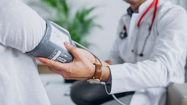Una alimentación rica en fibra, legumbres, frutas y grasas saludables puede ayudar a reducir el colesterol LDL y proteger la salud cardiovascular.