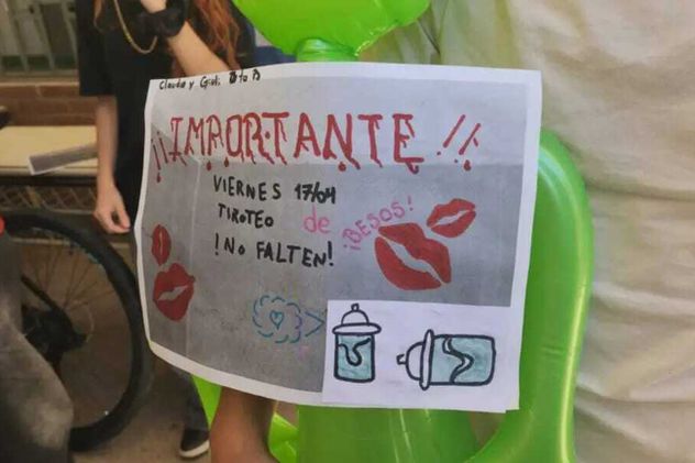 Alumnas de Sexto año del Ipem 365 René Favaloro, de Villa Carlos Paz, impulsaron una intervención contra la violencia en las escuelas.