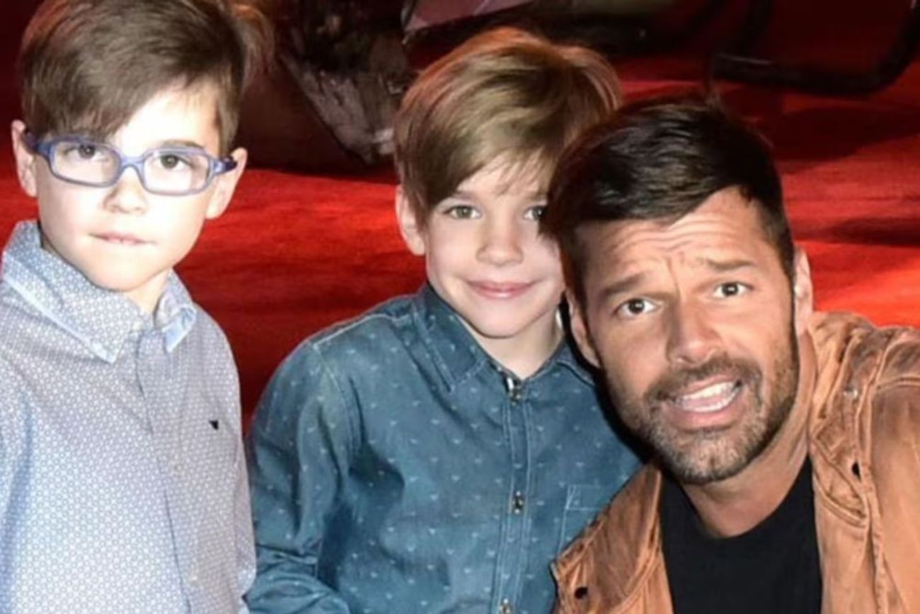 Matteo y Valentino, los hijos mellizos de Ricky Martin, tienen 17 años, acompañan a su padre en la gira y empiezan a mostrar perfiles muy distintos.