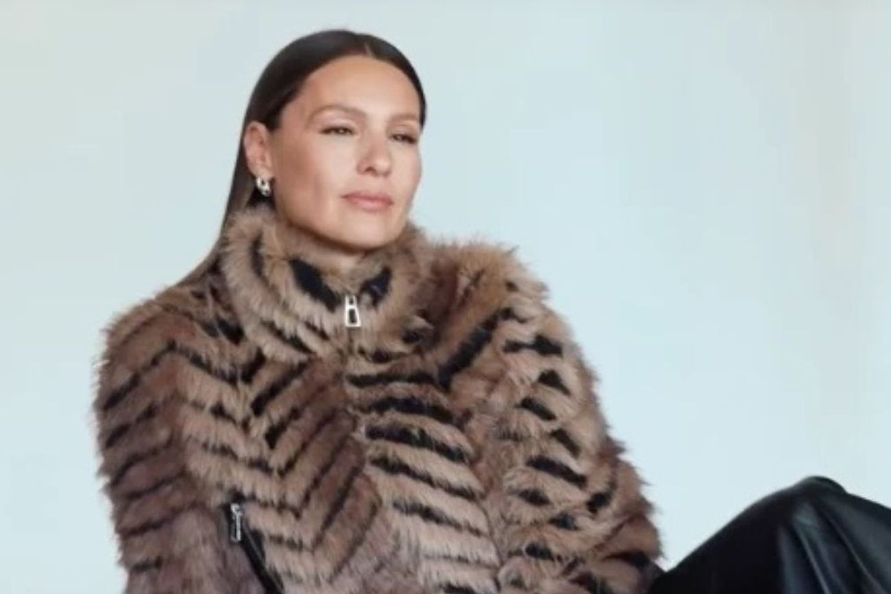 Pampita da cátedra de moda: cómo usar el abrigo con cuello tubo este otoño
