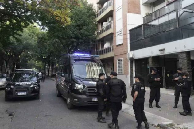 Una joven fue hallada muerta en su cama con una herida cortante en el cuello en un edificio ubicado en 3 de Febrero al 2400.
