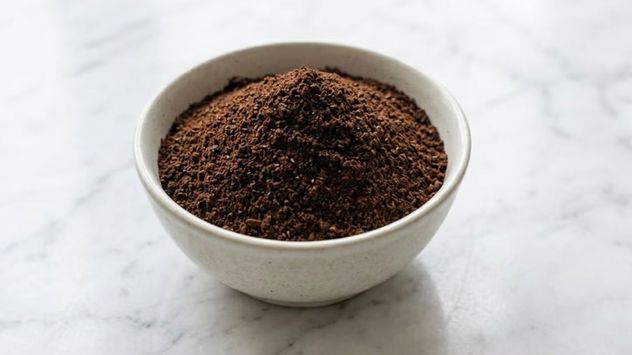 Un truco casero con café usado se volvió popular por su capacidad para neutralizar olores en el inodoro y colaborar con la limpieza de forma natural.