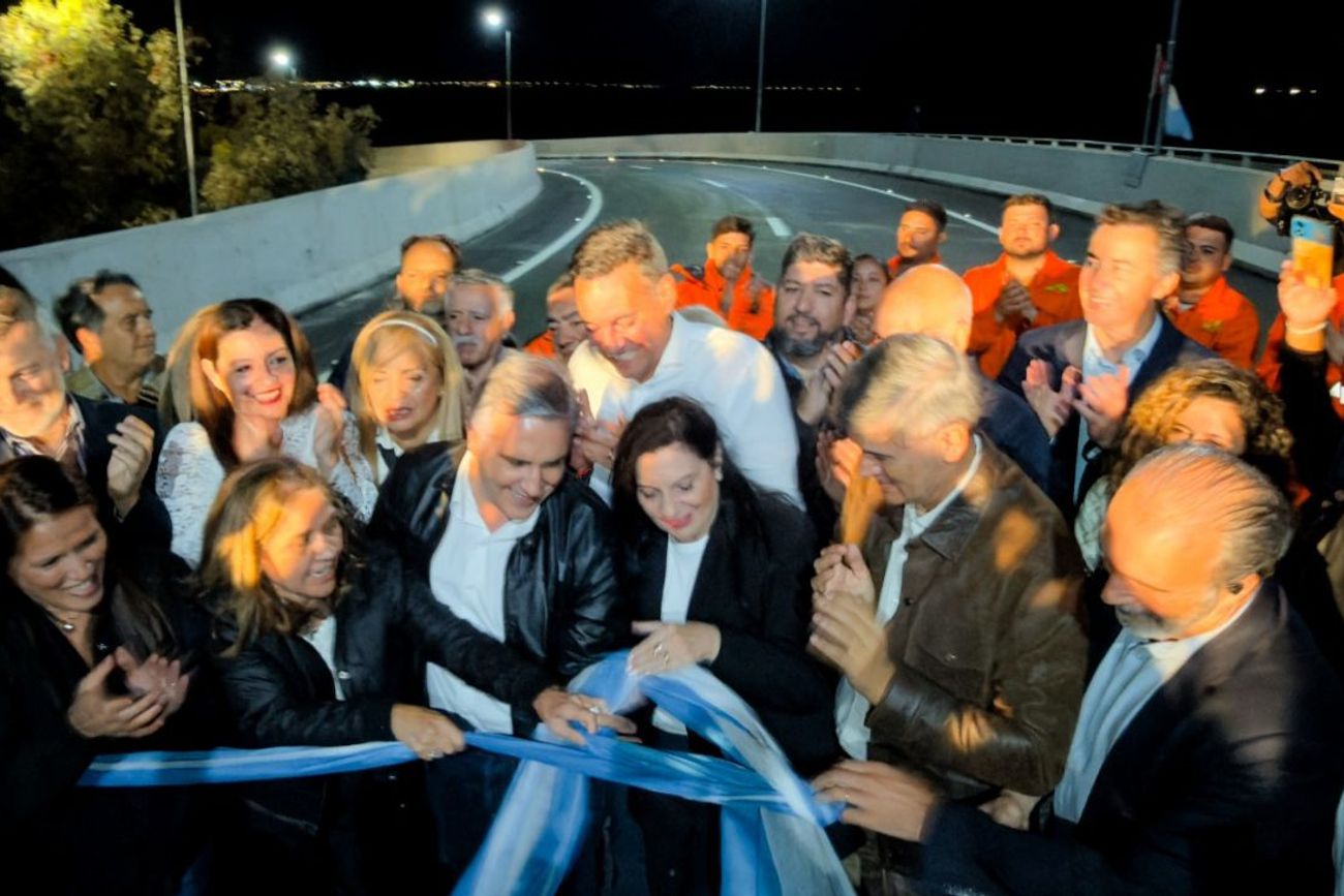 El gobernador Martín Llaryora y el intendente Daniel Passerini, en la inauguración del altonivel de Valle Escondido, en la ciudad de Córdoba. En el oficialismo dicen que la prioridad es la gestión. (Prensa Gobierno de Córdoba) 