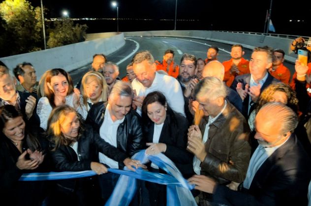 Martín Llaryora y Daniel Passerini, en la inauguración del altonivel de Valle Escondido. En su aspiración de buscar su reelección, para el gobernador es fundamental levantar la imagen de la gestión del intendente. (Prensa Gobierno de Córdoba / Archivo)