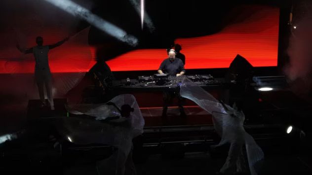 Ante una multitud, el cura DJ presenta su show en Plaza de Mayo