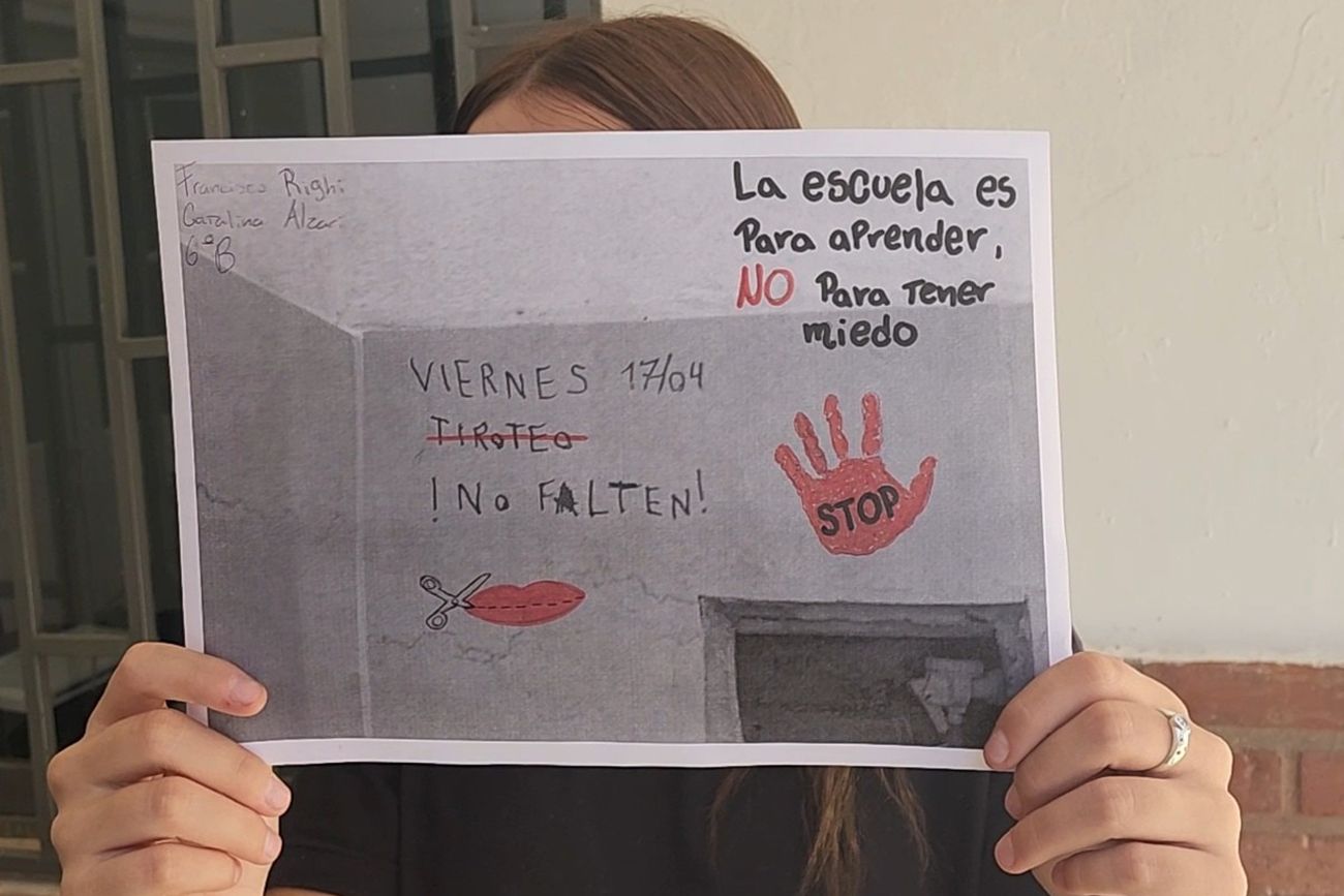 Alumnas de sexto año del Ipem 365 René Favaloro, de Villa Carlos Paz, impulsaron una intervención contra la violencia en las escuelas.