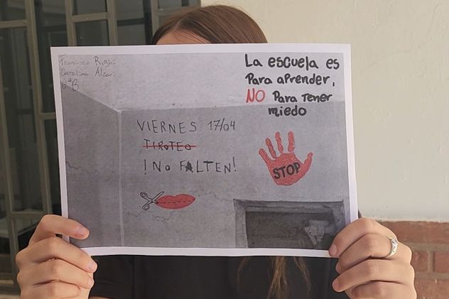 Alumnas de Sexto año del Ipem 365 René Favaloro, de Villa Carlos Paz, impulsaron una intervención contra la violencia en las escuelas.