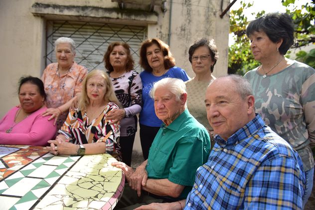 Grupo de Jubilados de barrio Juniors en crisis por la situación del Pami. 
