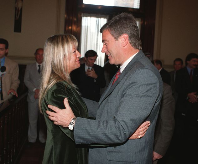 Marta Vidal recibe el saludo de Oscar Aguad al ser designada jueza electoral. 