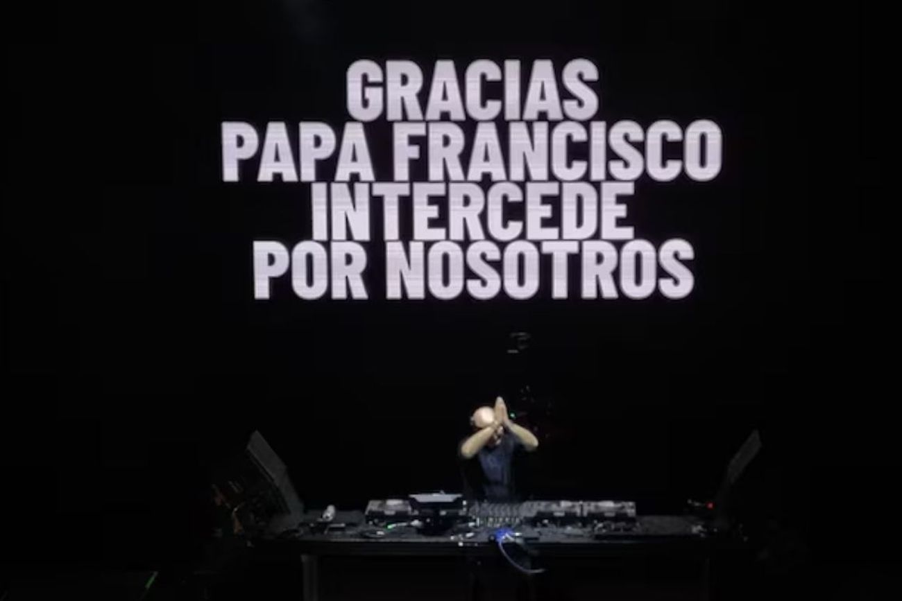 Ante una multitud, el cura DJ presentó su show gratuito en Plaza de Mayo en homenaje al Papa Francisco
