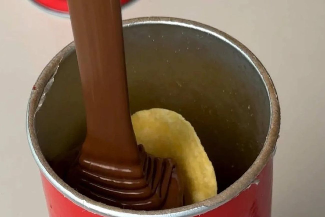 Dulce, salado y crocante: la mezcla de Pringles con chocolate con leche se convirtió en una de las recetas virales más comentadas en TikTok.