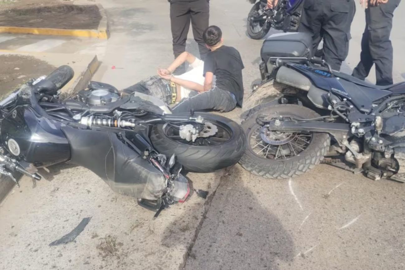 Robaron una moto, escaparon y chocaron tras una persecución: hay dos menores de edad detenidos