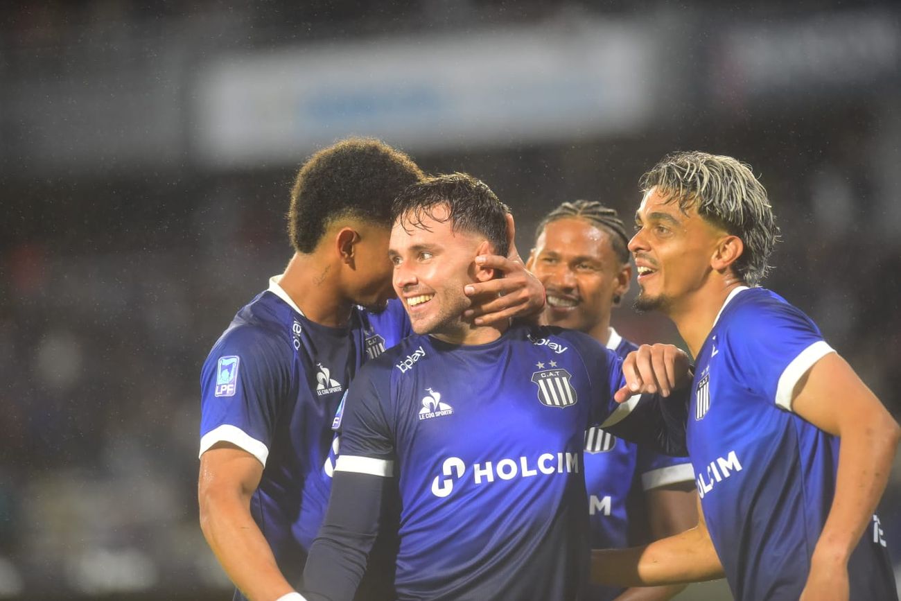 Augusto Schott marcó el 2-0 de Talleres ante Riestra en el Kempes por el Torneo Apertura 2026. 