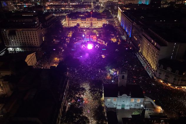 El padre Guilherme en la Plaza de Mayo en conmemoración del primer aniversario del fallecimiento del papa Francisco. 