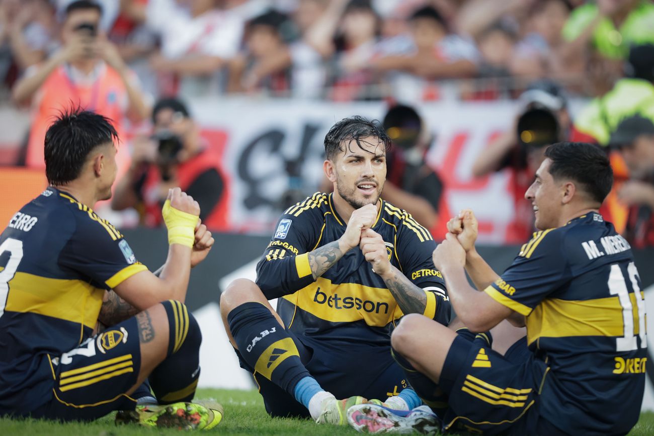 Festejo de Leandro Paredes por marcar el 1-0 de Boca ante River en el Monumental. 