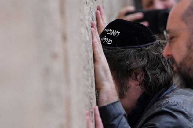 El presidente Javier Milei visitó el Muro de las Lamentaciones, el lugar más sagrado para la oración judía, en la Ciudad Vieja de Jerusalén.