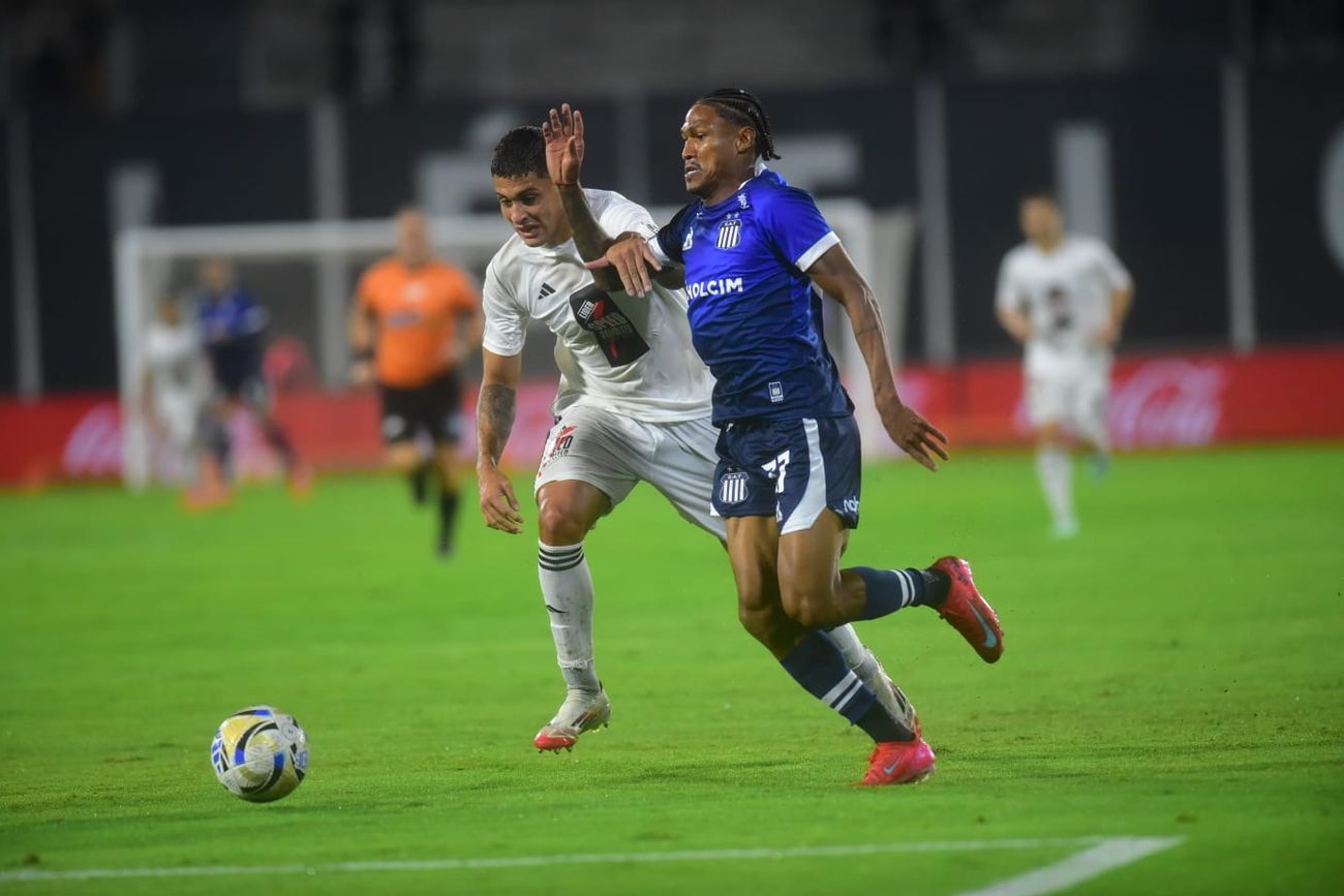 Rick, delantero de Talleres, en el partido ante Riestra en el estadio Mario Alberto Kempes. El brasileño ha tenido la banca incondicional de Tevez.