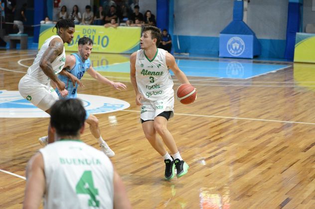 Santiago Ferreyra fue el goleador de Atenas en el cierre la fase regular de la Liga Nacional en Misiones frente a Oberá. 